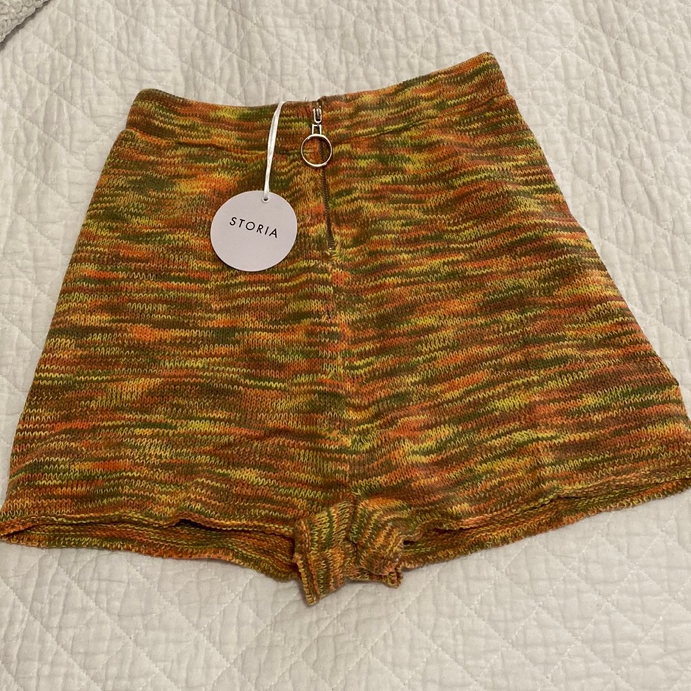 New vici shorts multicolored. Size medium.
